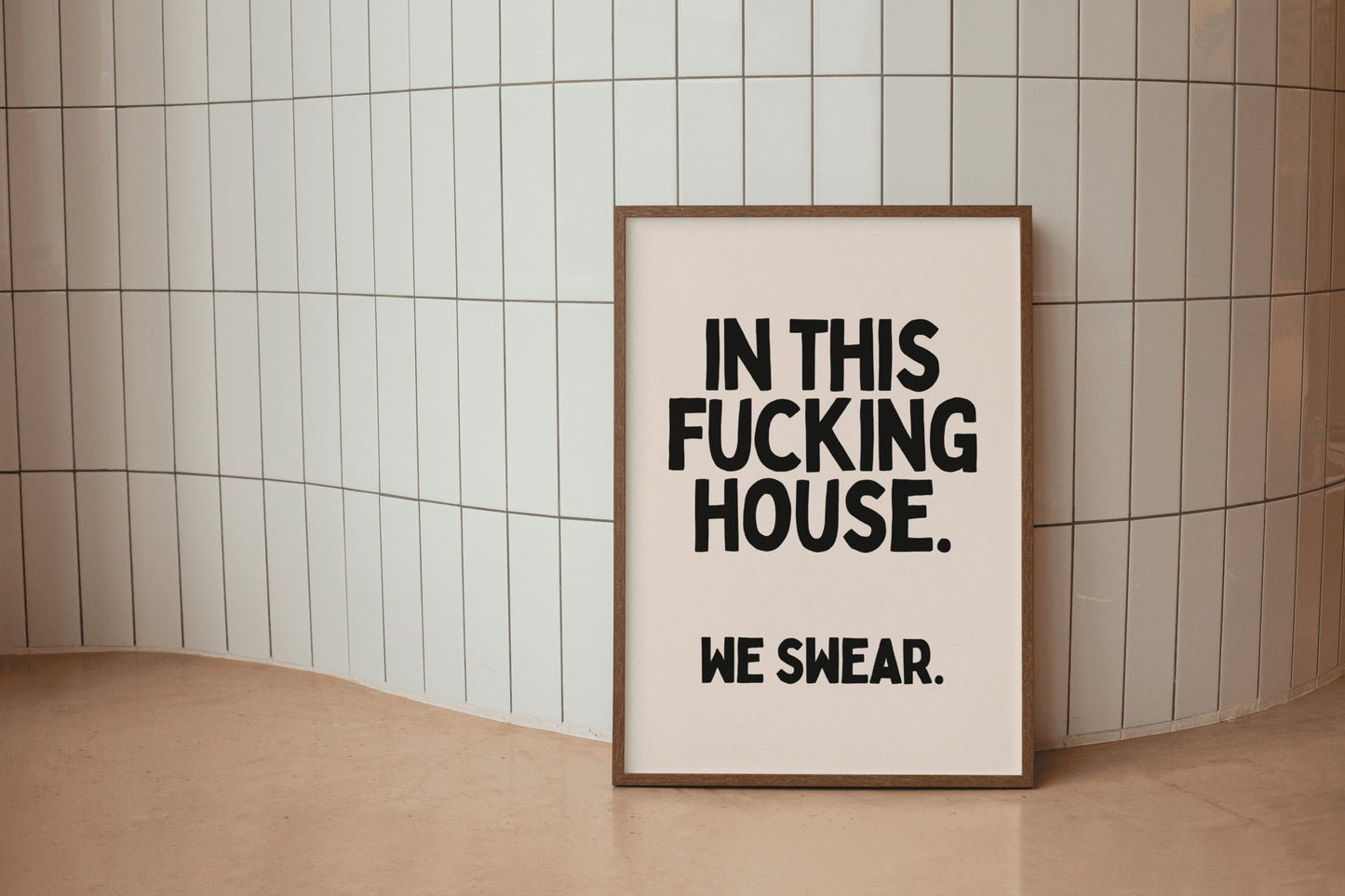 In This House F*ckin' Swear Funny Sarcastic Hallway Wall Art Print - vet eigenzinnig citaat in de hal - Cool Sassy Swear WordArt-poster