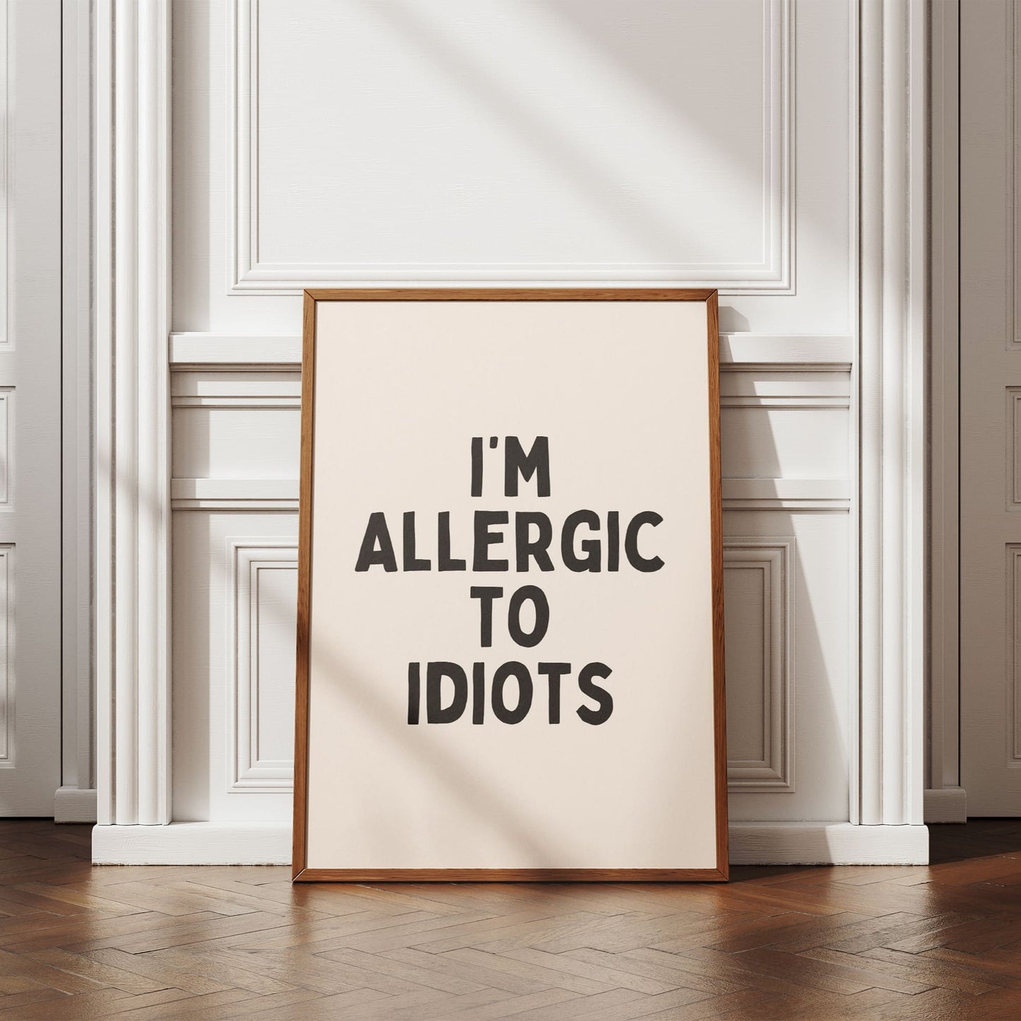Ik ben allergisch voor idioten - Black & Cream Artprint